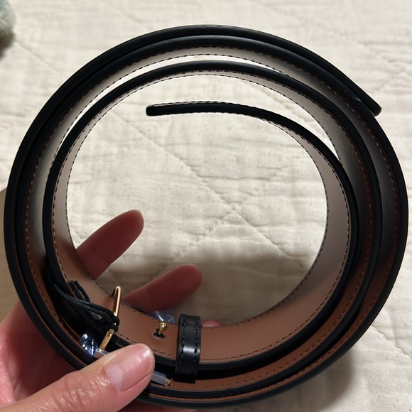 New with tag Burberry reversible black/tan belt with gold hardware. Medium size. - Picture 3 of 6